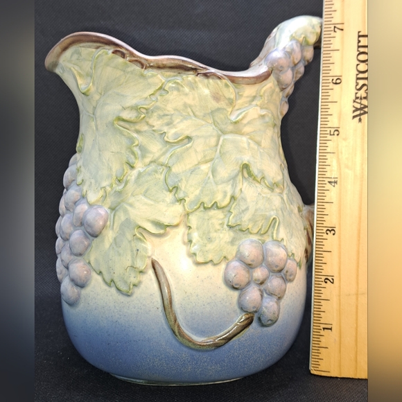 Beautiful vintage majolica pitcher with grapes and leaves 3d Relief - Picture 2 of 13